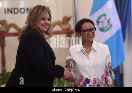 191210 -- GIACARTA, 10 dicembre 2019 -- il ministro degli Esteri indonesiano Retno Marsudi R incontra il ministro degli Esteri guatemalteco Sandra Jovel a Giacarta 10 dicembre 2019. INDONESIA-GUATEMALA-FMS-RIUNIONE Zulkarnain PUBLICATIONxNOTxINxCHN Foto Stock