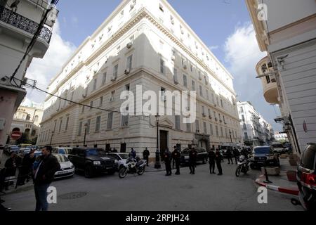 191210 -- ALGERI, 10 dicembre 2019 Xinhua -- il personale di sicurezza algerino si riunisce fuori dalla corte di Sidi Mhamed ad Algeri, Algeria, il 10 dicembre 2019. Martedì il giudice del tribunale di Sidi Mhamed, nella capitale algerina di Algeri, ha emesso un verdetto in casi di corruzione che coinvolgono ex alti funzionari. L'ex ministro dell'industria algerino Abdesselam Bouchouareb è stato condannato in assenza a 20 anni di carcere, mentre i due ex primi ministri, Ahmed Ouyahia e Abdelmalek Sellal, sono stati condannati rispettivamente a 15 e 12 anni di carcere. XINHUA ALGERIA-ALGERI-PROCESSO-CORRUZIONE-VERDETTO PU Foto Stock