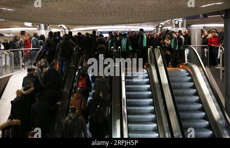 191211 -- PARIGI, 11 dicembre 2019 -- il personale della metropolitana guida i passeggeri ad entrare nella stazione di Parigi, Francia, 10 dicembre 2019. I lavoratori dei trasporti francesi hanno lasciato il lavoro, toccando treni, metropolitana e autobus martedì per il sesto giorno consecutivo, mentre funzionari pubblici, insegnanti e studenti si sono Uniti allo sciopero per piegare il governo sul suo piano di riforma del sistema pensionistico del paese. FRANCIA-PARIGI-SCIOPERO SULLA RIFORMA DELLE PENSIONI-TRAFFICO GAOXJING PUBLICATIONXNOTXINXCHN Foto Stock