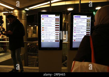 191211 -- PARIGI, 11 dicembre 2019 -- Un passeggero guarda il cartello informativo in una stazione degli autobus di Parigi, Francia, 10 dicembre 2019. I lavoratori dei trasporti francesi hanno lasciato il lavoro, toccando treni, metropolitana e autobus martedì per il sesto giorno consecutivo, mentre funzionari pubblici, insegnanti e studenti si sono Uniti allo sciopero per piegare il governo sul suo piano di riforma del sistema pensionistico del paese. FRANCIA-PARIGI-SCIOPERO SULLA RIFORMA DELLE PENSIONI-TRAFFICO GAOXJING PUBLICATIONXNOTXINXCHN Foto Stock