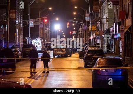 191211 -- JERSEY CITY, 11 dicembre 2019 -- la polizia indaga vicino alla scena di una sparatoria a Jersey City, New Jersey, Stati Uniti, 10 dicembre 2019. Sei persone sono morte, tra cui un agente di polizia, tre civili e due sospettati, in una sparatoria martedì a Jersey City. U.S.-NEW JERSEY-JERSEY-CITY-SHOOTOUT WANGXYING PUBLICATIONXNOTXINXCHN Foto Stock