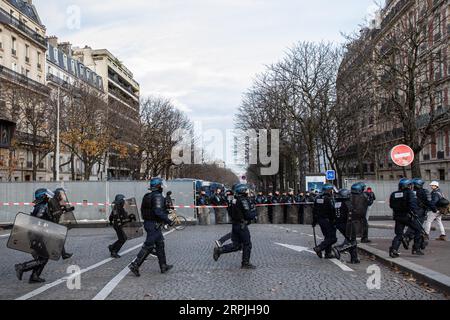 191211 -- PARIGI, 11 dicembre 2019 Xinhua -- la polizia è in servizio durante uno sciopero a Parigi, in Francia, 10 dicembre 2019. I lavoratori dei trasporti francesi hanno lasciato il lavoro, toccando treni, metropolitana e autobus martedì per il sesto giorno consecutivo, mentre funzionari pubblici, insegnanti e studenti si sono Uniti allo sciopero per piegare il governo sul suo piano di riforma del sistema pensionistico del paese. Foto di Aurelien Morissard/Xinhua FRANCE-STRIKE-PENSION REFORM PUBLICATIONxNOTxINxCHN Foto Stock