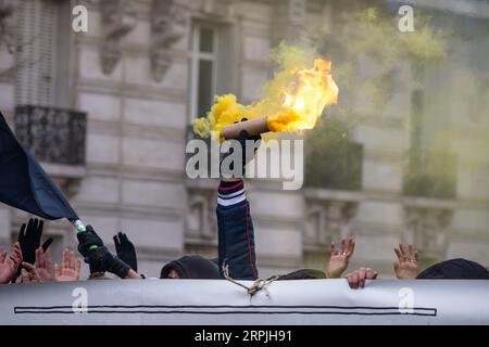 191211 -- PARIGI, 11 dicembre 2019 Xinhua -- la gente partecipa a uno sciopero a Parigi, in Francia, 10 dicembre 2019. I lavoratori dei trasporti francesi hanno lasciato il lavoro, toccando treni, metropolitana e autobus martedì per il sesto giorno consecutivo, mentre funzionari pubblici, insegnanti e studenti si sono Uniti allo sciopero per piegare il governo sul suo piano di riforma del sistema pensionistico del paese. Foto di Aurelien Morissard/Xinhua FRANCE-STRIKE-PENSION REFORM PUBLICATIONxNOTxINxCHN Foto Stock