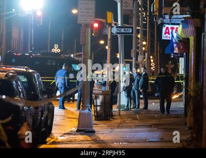 191211 -- JERSEY CITY, 11 dicembre 2019 -- polizia cordone fuori da una strada vicino alla scena di una sparatoria a Jersey City, New Jersey, Stati Uniti, 10 dicembre 2019. Sei persone sono morte, tra cui un agente di polizia, tre civili e due sospettati, in una sparatoria martedì a Jersey City. U.S.-NEW JERSEY-JERSEY-CITY-SHOOTOUT WANGXYING PUBLICATIONXNOTXINXCHN Foto Stock