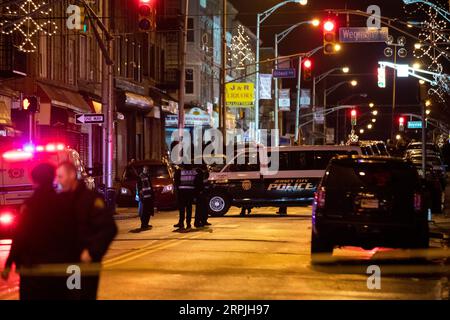 191211 -- JERSEY CITY, 11 dicembre 2019 -- polizia cordone fuori da una strada vicino alla scena di una sparatoria a Jersey City, New Jersey, Stati Uniti, 10 dicembre 2019. Sei persone sono morte, tra cui un agente di polizia, tre civili e due sospettati, in una sparatoria martedì a Jersey City. U.S.-NEW JERSEY-JERSEY-CITY-SHOOTOUT WANGXYING PUBLICATIONXNOTXINXCHN Foto Stock