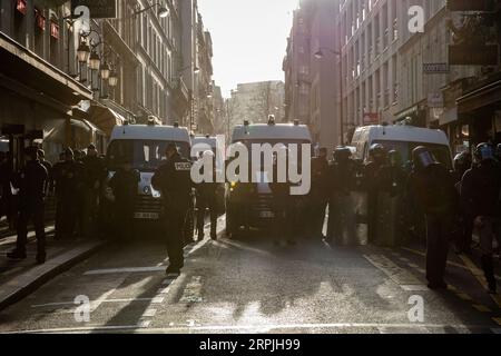 191211 -- PARIGI, 11 dicembre 2019 Xinhua -- la polizia sta di guardia durante uno sciopero a Parigi, in Francia, 10 dicembre 2019. I lavoratori dei trasporti francesi hanno lasciato il lavoro, toccando treni, metropolitana e autobus martedì per il sesto giorno consecutivo, mentre funzionari pubblici, insegnanti e studenti si sono Uniti allo sciopero per piegare il governo sul suo piano di riforma del sistema pensionistico del paese. Foto di Aurelien Morissard/Xinhua FRANCE-STRIKE-PENSION REFORM PUBLICATIONxNOTxINxCHN Foto Stock