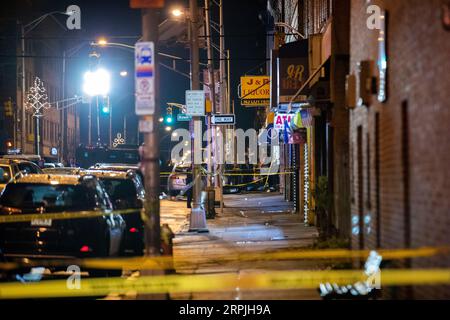 Entertainment Bilder des Tages 191211 -- JERSEY CITY, 11 dicembre 2019 -- polizia indaga vicino alla scena di una sparatoria a Jersey City, New Jersey, Stati Uniti, 10 dicembre 2019. Sei persone sono morte, tra cui un agente di polizia, tre civili e due sospettati, in una sparatoria martedì a Jersey City. U.S.-NEW JERSEY-JERSEY-CITY-SHOOTOUT WANGXYING PUBLICATIONXNOTXINXCHN Foto Stock