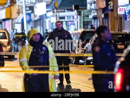 191211 -- JERSEY CITY, 11 dicembre 2019 -- polizia cordone fuori da una strada vicino alla scena di una sparatoria a Jersey City, New Jersey, Stati Uniti, 10 dicembre 2019. Sei persone sono morte, tra cui un agente di polizia, tre civili e due sospettati, in una sparatoria martedì a Jersey City. U.S.-NEW JERSEY-JERSEY-CITY-SHOOTOUT WANGXYING PUBLICATIONXNOTXINXCHN Foto Stock