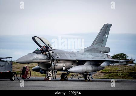 191212 -- SANTIAGO, 12 dicembre 2019 -- un aereo si prepara a condurre l'operazione di ricerca e salvataggio dell'aereo dell'Aeronautica militare cilena che è scomparso lunedì sopra l'Antartide, presso la base aerea di Chabunco in Cile, 11 dicembre 2019. Circa 640 persone stanno prendendo parte alle operazioni di ricerca e salvataggio, oltre a 21 aerei, 10 navi e quattro satelliti provenienti da paesi diversi. Agencia uno via Xinhua SPOT NEWSCHILE-MILITARY AIRCRAFT-RESCUE yinnan PUBLICATIONxNOTxINxCHN Foto Stock