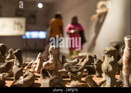 191212 -- PECHINO, 12 dicembre 2019 -- le mostre sono esposte alla mostra intitolata There Is Nothing Natural or Inevitable About Violence Toward Women in Kolkata, India il 10 dicembre 2019. XINHUA FOTO DEL GIORNO TumpaxMondal PUBLICATIONxNOTxINxCHN Foto Stock