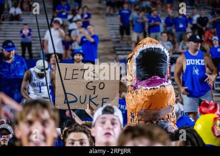 Durham, North Carolina, USA. 4 settembre 2023. Gli studenti dei Duke Blue Devils si preparano a correre in campo dopo aver sconfitto i Clemson Tigers nel match di football ACC al Wallace Wade Stadium di Durham, North Carolina. (Scott Kinser/CSM). Credito: csm/Alamy Live News Foto Stock