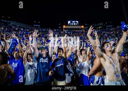 Durham, North Carolina, USA. 4 settembre 2023. Gli studenti dei Duke Blue Devils si preparano a correre in campo dopo aver sconfitto i Clemson Tigers nel match di football ACC al Wallace Wade Stadium di Durham, North Carolina. (Scott Kinser/CSM). Credito: csm/Alamy Live News Foto Stock