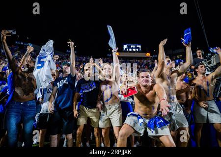 Durham, North Carolina, USA. 4 settembre 2023. Gli studenti dei Duke Blue Devils si preparano a correre in campo dopo aver sconfitto i Clemson Tigers nel match di football ACC al Wallace Wade Stadium di Durham, North Carolina. (Scott Kinser/CSM). Credito: csm/Alamy Live News Foto Stock