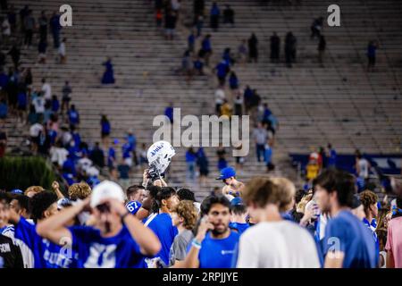 Durham, North Carolina, USA. 4 settembre 2023. Gli studenti dei Duke Blue Devils festeggiano sul campo dopo aver sconfitto i Clemson Tigers per 28 a 7 nel match ACC Football Matchup al Wallace Wade Stadium di Durham, North Carolina. (Scott Kinser/CSM). Credito: csm/Alamy Live News Foto Stock