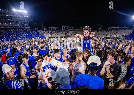 Durham, North Carolina, USA. 4 settembre 2023. Gli studenti dei Duke Blue Devils festeggiano sul campo dopo aver sconfitto i Clemson Tigers per 28 a 7 nel match ACC Football Matchup al Wallace Wade Stadium di Durham, North Carolina. (Scott Kinser/CSM). Credito: csm/Alamy Live News Foto Stock