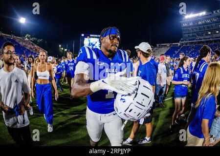 Durham, North Carolina, USA. 4 settembre 2023. Il cornerback dei Duke Blue Devils Myles Jones (1) festeggia dopo aver sconfitto i Clemson Tigers nella partita di calcio ACC al Wallace Wade Stadium di Durham, North Carolina. (Scott Kinser/CSM). Credito: csm/Alamy Live News Foto Stock