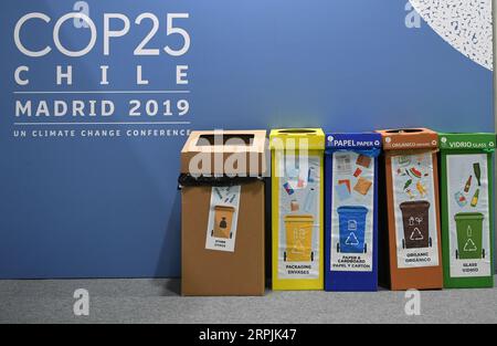 191213 -- PECHINO, 13 dicembre 2019 -- la foto scattata l'11 dicembre 2019 mostra la selezione di lattine di spazzatura fatte su carta alla Conferenza delle Nazioni Unite sul cambiamento climatico COP25 a Madrid, in Spagna. Con il motto Time for Action, l'evento che si terrà presso il centro fieristico IFEMA di Madrid durerà fino al 13 dicembre. XINHUA FOTO DEL GIORNO LuxYang PUBLICATIONxNOTxINxCHN Foto Stock