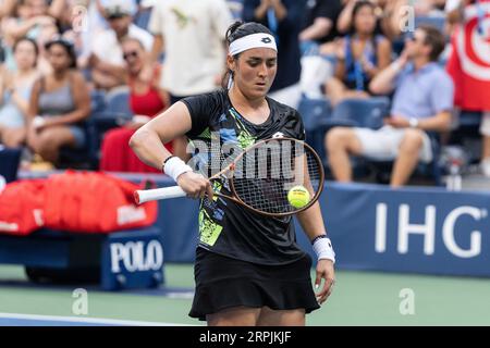 Ons Jabeur della Tunisia in azione durante il quarto turno contro la cinese Qinwen Zheng agli US Open Championships al Billie Jean King Tennis Center di New York il 4 settembre 2023 Foto Stock