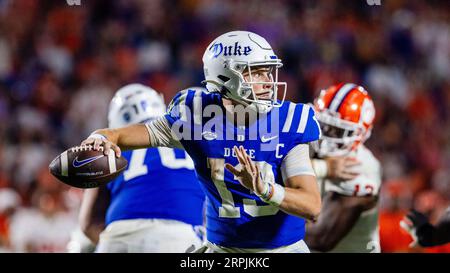 Durham, North Carolina, USA. 4 settembre 2023. Il quarterback dei Duke Blue Devils Riley Leonard (13) lanciò durante il terzo quarto della partita dell'ACC Football contro i Clemson Tigers al Wallace Wade Stadium di Durham, NC. (Scott Kinser/CSM). Credito: csm/Alamy Live News Foto Stock