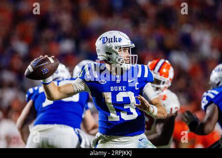 Durham, North Carolina, USA. 4 settembre 2023. Il quarterback dei Duke Blue Devils Riley Leonard (13) lanciò durante il terzo quarto della partita dell'ACC Football contro i Clemson Tigers al Wallace Wade Stadium di Durham, NC. (Scott Kinser/CSM). Credito: csm/Alamy Live News Foto Stock