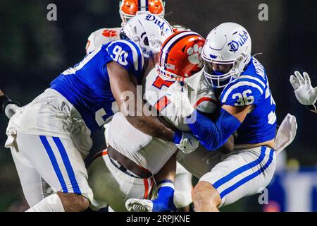 4 settembre 2023: Il defensive tackle dei Duke Blue Devils Dewayne Carter (90), ad linebacker Nick Morris Jr. (36), tackle Clemson Tigers, running back Phil Mafah (7) durante il terzo quarto della partita dell'ACC Football Matchup al Wallace Wade Stadium di Durham, NC. (Scott Kinser/CSM) Foto Stock