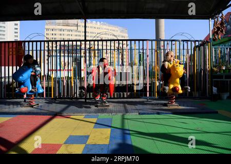 191214 -- HEFEI, 14 dicembre 2019 -- Chilren gioca nell'area di attività sul tetto di un ostello vicino all'ospedale dei bambini di Hefei, provincia di Anhui della Cina orientale, 10 dicembre 2019. Vicino all'ospedale dei bambini di Hefei, c'è un edificio rosa a due piani, che viene affittato da un'organizzazione non governativa del benessere come ostello che fornisce camere gratuite a breve termine e auto-aiuto Love Kitchen per le famiglie colpite dalla povertà con bambini in cerca di cure mediche. Nella cucina dell'amore , acqua, elettricità, riso, farina, cereali, olio e utensili da cucina sono tutti disponibili gratuitamente. Per fare la Love Kitchen Foto Stock