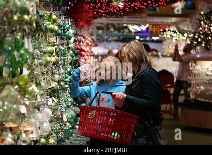 191214 -- PECHINO, 14 dicembre 2019 -- i clienti fanno acquisti al Bronner's Christmas Wonderland a Frankenmuth, nello stato del Michigan, negli Stati Uniti, 16 novembre 2019. Xinhua titoli: Across the Pacific -- Una storia di due mercatini di Natale WangxPing PUBLICATIONxNOTxINxCHN Foto Stock
