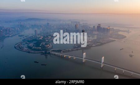 191215 -- MACAO, 15 dicembre 2019 Xinhua -- foto aerea scattata il 18 novembre 2019 mostra il paesaggio della penisola di Macao nel sud della Cina. Xinhua/Cheong Kam Ka Xinhua titoli: Macao, viaggio ventennale di sviluppo condiviso sulla terraferma PUBLICATIONxNOTxINxCHN Foto Stock