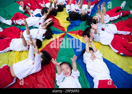 191215 -- MACAO, 15 dicembre 2019 Xinhua -- i bambini hanno lezioni all'asilo della scuola media Pui Ching a Macao, Cina meridionale, 21 marzo 2019. Xinhua/Cheong Kam Ka Xinhua titoli: Macao, viaggio ventennale di sviluppo condiviso sulla terraferma PUBLICATIONxNOTxINxCHN Foto Stock