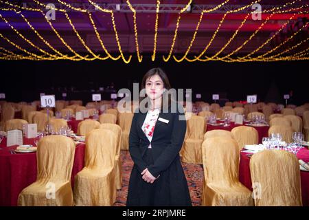 191215 -- MACAO, 15 dicembre 2019 Xinhua -- Paulina Pereira che lavora in una sala banchetti a Macao, Cina meridionale, 29 novembre 2019. Xinhua/Cheong Kam Ka Xinhua titoli: Macao, viaggio ventennale di sviluppo condiviso sulla terraferma PUBLICATIONxNOTxINxCHN Foto Stock