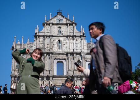 191215 -- MACAO, 15 dicembre 2019 Xinhua -- la gente visita le rovine di St. Paul's Complex a Macao, Cina meridionale, 12 dicembre 2019. Xinhua/Cheong Kam Ka Xinhua titoli: Macao, viaggio ventennale di sviluppo condiviso sulla terraferma PUBLICATIONxNOTxINxCHN Foto Stock