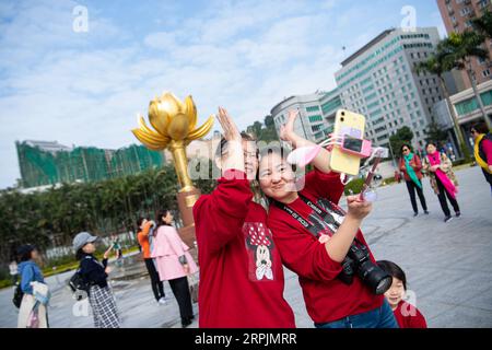 191215 -- MACAO, 15 dicembre 2019 Xinhua -- la gente visita la piazza del Loto d'Oro a Macao, Cina meridionale, 13 dicembre 2019. Xinhua/Cheong Kam Ka Xinhua titoli: Macao, viaggio ventennale di sviluppo condiviso sulla terraferma PUBLICATIONxNOTxINxCHN Foto Stock