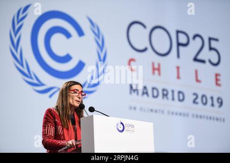 News Bilder des Tages 191215 -- MADRID, 15 dicembre 2019 -- Carolina Schmidt, presidente della COP25 e ministro dell'ambiente del Cile, si rivolge alla plenaria conclusiva della Conferenza delle Nazioni Unite sui cambiamenti climatici COP25 a Madrid, Spagna, 15 dicembre 2019. La Conferenza delle Nazioni Unite sui cambiamenti climatici COP25 si è conclusa domenica dopo una proroga senza precedenti, poiché i negoziatori non sono riusciti a raggiungere un accordo sull'articolo 6 dell'accordo di Parigi del 2015 sui dettagli dei meccanismi del mercato del carbonio. SPAGNA-MADRID-COP25-SESSIONE PLENARIA CONCLUSIVA LuxYang PUBLICATIONxNOTxINxCHN Foto Stock