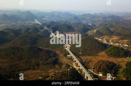 191216 -- PECHINO, 16 dicembre 2019 -- la foto aerea mostra una sezione della ferrovia Chengdu-Guiyang a Qingzhen, provincia di Guizhou nella Cina sud-occidentale, 15 dicembre 2019. XINHUA FOTO DEL GIORNO YangxWenbin PUBLICATIONxNOTxINxCHN Foto Stock