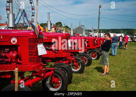 Fiera di Woodstock di American Flag & Farm Tractors   Woodstock, Connecticut, USA Foto Stock