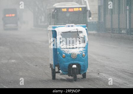 191216 -- PECHINO, 16 dicembre 2019 -- Un corriere è in arrivo a Pechino, capitale della Cina, 16 dicembre 2019. Una nevicata ha colpito Pechino lunedì. CHINA-BEIJING-SNOWCN JuxHuanzong PUBLICATIONxNOTxINxCHN Foto Stock