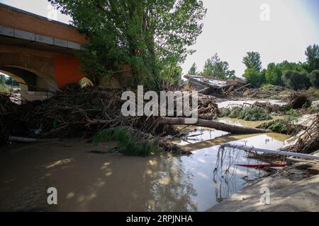 Aldea del Fresno, Spagna. 4 settembre 2023. Parte del distrutto ponte la Pedrera, dopo l'inondazione del fiume Alberche nella città di Aldea del Fresno. Una DANA (depressione isolata ad alti livelli) ha causato piogge continue, che colpiscono l'area sud-orientale della Comunità di Madrid in città come Aldea del Fresno, Villamanta, Villamantilla, Villanueva de Perales, El Álamo e Navalcarnero. (Foto di Luis Soto/SOPA Images/Sipa USA) credito: SIPA USA/Alamy Live News Foto Stock