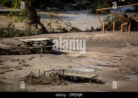 Aldea del Fresno, Spagna. 4 settembre 2023. Tavoli da campeggio sepolti nella sabbia, dopo l'inondazione del fiume Alberche nella città di Aldea del Fresno. Una DANA (depressione isolata ad alti livelli) ha causato piogge continue, che colpiscono l'area sud-orientale della Comunità di Madrid in città come Aldea del Fresno, Villamanta, Villamantilla, Villanueva de Perales, El Álamo e Navalcarnero. (Foto di Luis Soto/SOPA Images/Sipa USA) credito: SIPA USA/Alamy Live News Foto Stock