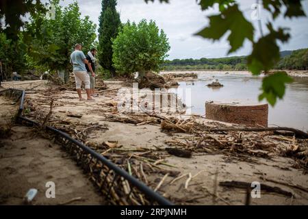 Aldea del Fresno, Spagna. 4 settembre 2023. I residenti osservano la distruzione, dopo un'inondazione del fiume Alberche nella città di Aldea del Fresno. Una DANA (depressione isolata ad alti livelli) ha causato piogge continue, che colpiscono l'area sud-orientale della Comunità di Madrid in città come Aldea del Fresno, Villamanta, Villamantilla, Villanueva de Perales, El Álamo e Navalcarnero. Credito: SOPA Images Limited/Alamy Live News Foto Stock