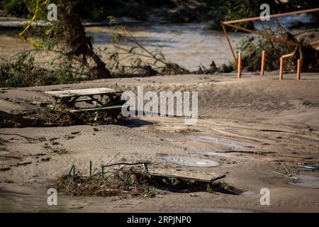 Aldea del Fresno, Spagna. 4 settembre 2023. Tavoli da campeggio sepolti nella sabbia, dopo l'inondazione del fiume Alberche nella città di Aldea del Fresno. Una DANA (depressione isolata ad alti livelli) ha causato piogge continue, che colpiscono l'area sud-orientale della Comunità di Madrid in città come Aldea del Fresno, Villamanta, Villamantilla, Villanueva de Perales, El Álamo e Navalcarnero. Credito: SOPA Images Limited/Alamy Live News Foto Stock