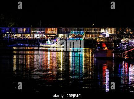 191216 -- HUNTINGTON BEACH U.S., 16 dicembre 2019 -- le barche navigano all'Huntington Harbor Boat Parade a Huntington Beach, negli Stati Uniti, il 15 dicembre 2019. U.S.-CALIFORNIA-HUNTINGTON BEACH-BOAT PARADE LIXYING PUBLICATIONXNOTXINXCHN Foto Stock