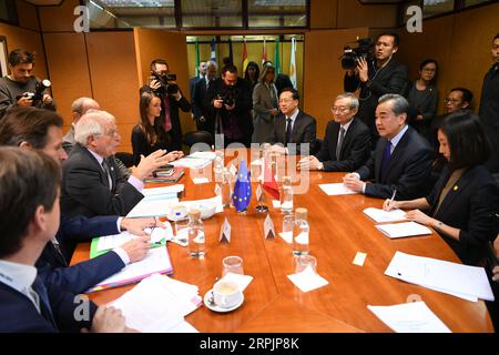 191217 -- MADRID, 17 dicembre 2019 -- il consigliere di Stato cinese e ministro degli Esteri Wang Yi 2a R incontra l'alto rappresentante dell'UE per gli affari esteri e la politica di sicurezza Josep Borrell 3a L ai margini della 14a riunione dei ministri degli Esteri dell'ASEM Asia-Europa a Madrid, in Spagna, 15 dicembre 2019. Titoli Xinhua: In lockstep, Asia, Europa, segnano con forza il sostegno al multilateralismo LuxYang PUBLICATIONxNOTxINxCHN Foto Stock