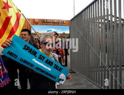 La gente partecipa a una protesta invocata dall'iniziativa indipendentista catalana Tsunami Democratic vicino allo stadio Camp Nou a Barcellona, in Spagna, il 18 dicembre 2019, in vista di una partita di calcio spagnola LaLiga tra FC Barcelona e Real Madrid allo stadio Camp Nou. Il Barcellona affronterà il Real Madrid nella partita di calcio spagnola della LaLiga, inizialmente prevista per il 26 ottobre 2019. EFE/ proteste in vista della partita di calcio del FC Barcelona e del Real Madrid TonixAlbir PUBLICATIONxNOTxINxCHN GRAF1406 Foto Stock
