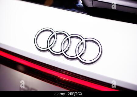 Monaco, Germania. 4 settembre 2023. Il logo Audi, composto da quattro anelli, è visibile su un Audi Q6 e-tron presso lo stand Volkswagen AG durante il giorno stampa del salone dell'automobile IAA in una sala a Messe München. L'International Motor Show IAA MOBILITY 2023 si svolgerà a Monaco dal 5 al 10 settembre. Crediti: Matthias Balk/dpa/Alamy Live News Foto Stock