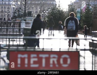 191221 -- PARIGI, 21 dicembre 2019 -- il logo della metropolitana è visibile di fronte al Municipio di Parigi, in Francia, 20 dicembre 2019. La Francia ha visto 16 giorni consecutivi di sciopero contro il piano di riforma delle pensioni del governo, con i trasporti pubblici paralizzati, le scuole chiuse, l'energia elettrica in alcune regioni e diversi giorni di manifestazioni massicce nelle grandi città. FRANCE-PARIS-STRIKES GaoxJing PUBLICATIONxNOTxINxCHN Foto Stock