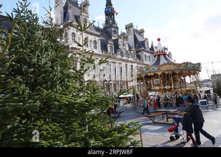 191221 -- PARIGI, 21 dicembre 2019 -- le decorazioni natalizie sono visibili di fronte al Municipio di Parigi, Francia, 20 dicembre 2019. FRANCIA-PARIGI-MUNICIPIO-DECORAZIONI NATALIZIE GAOXJING PUBLICATIONXNOTXINXCHN Foto Stock