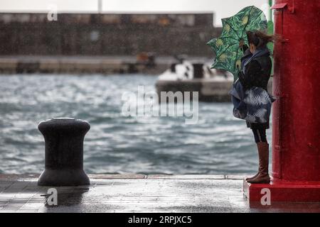 191221 -- RIJEKA CROAZIA, 21 dicembre 2019 -- Una donna lotta con il suo ombrello sotto la pioggia a fiume, Croazia, il 21 dicembre 2019. Il tempo tempestoso ha colpito la città portuale della Croazia prima delle vacanze di Natale. /Pixsell via Xinhua CROAZIA-FIUME-TEMPESTA NelxPavletic PUBLICATIONxNOTxINxCHN Foto Stock