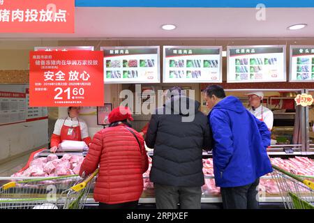 191222 -- NANCHANG, 22 dicembre 2019 -- carne di maiale Localsbuy in un supermercato a Nanchang, provincia di Jiangxi nella Cina orientale, 22 dicembre 2019. Le autorità locali hanno rilasciato la domenica altre riserve di maiale surgelate per garantire l'approvvigionamento del mercato per le prossime festività e mantenere stabile il prezzo del maiale. Il prezzo è di 43,2 yuan circa 6,2 dollari USA al kg. CHINA-JIANGXI-PORK RESERVES-RELEASECN PengxZhaozhi PUBLICATIONxNOTxINxCHN Foto Stock