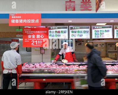 191222 -- NANCHANG, 22 dicembre 2019 -- i membri del personale preparano la carne di maiale in un supermercato a Nanchang, provincia dello Jiangxi della Cina orientale, 22 dicembre 2019. Le autorità locali hanno rilasciato la domenica altre riserve di maiale surgelate per garantire l'approvvigionamento del mercato per le prossime festività e mantenere stabile il prezzo del maiale. Il prezzo è di 43,2 yuan circa 6,2 dollari USA al kg. CHINA-JIANGXI-PORK RESERVES-RELEASECN PengxZhaozhi PUBLICATIONxNOTxINxCHN Foto Stock