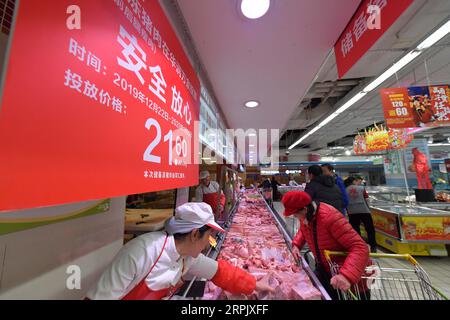 191222 -- NANCHANG, 22 dicembre 2019 -- la gente del posto compra carne di maiale in un supermercato a Nanchang, nella provincia di Jiangxi della Cina orientale, 22 dicembre 2019. Le autorità locali hanno rilasciato la domenica altre riserve di maiale surgelate per garantire l'approvvigionamento del mercato per le prossime festività e mantenere stabile il prezzo del maiale. Il prezzo è di 43,2 yuan circa 6,2 dollari USA al kg. CHINA-JIANGXI-PORK RESERVES-RELEASECN PengxZhaozhi PUBLICATIONxNOTxINxCHN Foto Stock